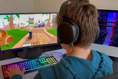 child on screen gaming