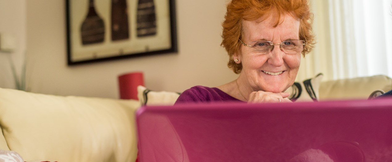 Elderly ladies looking at a laptop_Elderly ladies looking at a laptop in their home. _At home.jpg