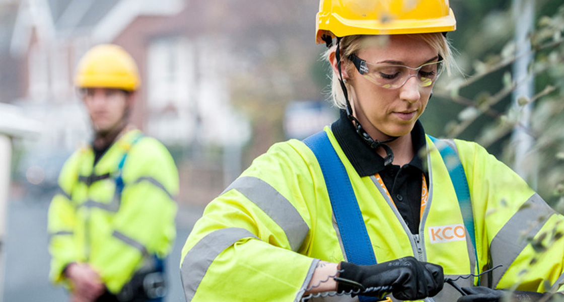 KCOM engineer installing ultrafast broadband
